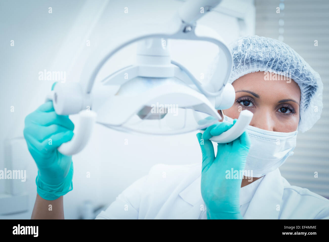 Dentist in surgical mask cap hi-res stock photography and images - Alamy