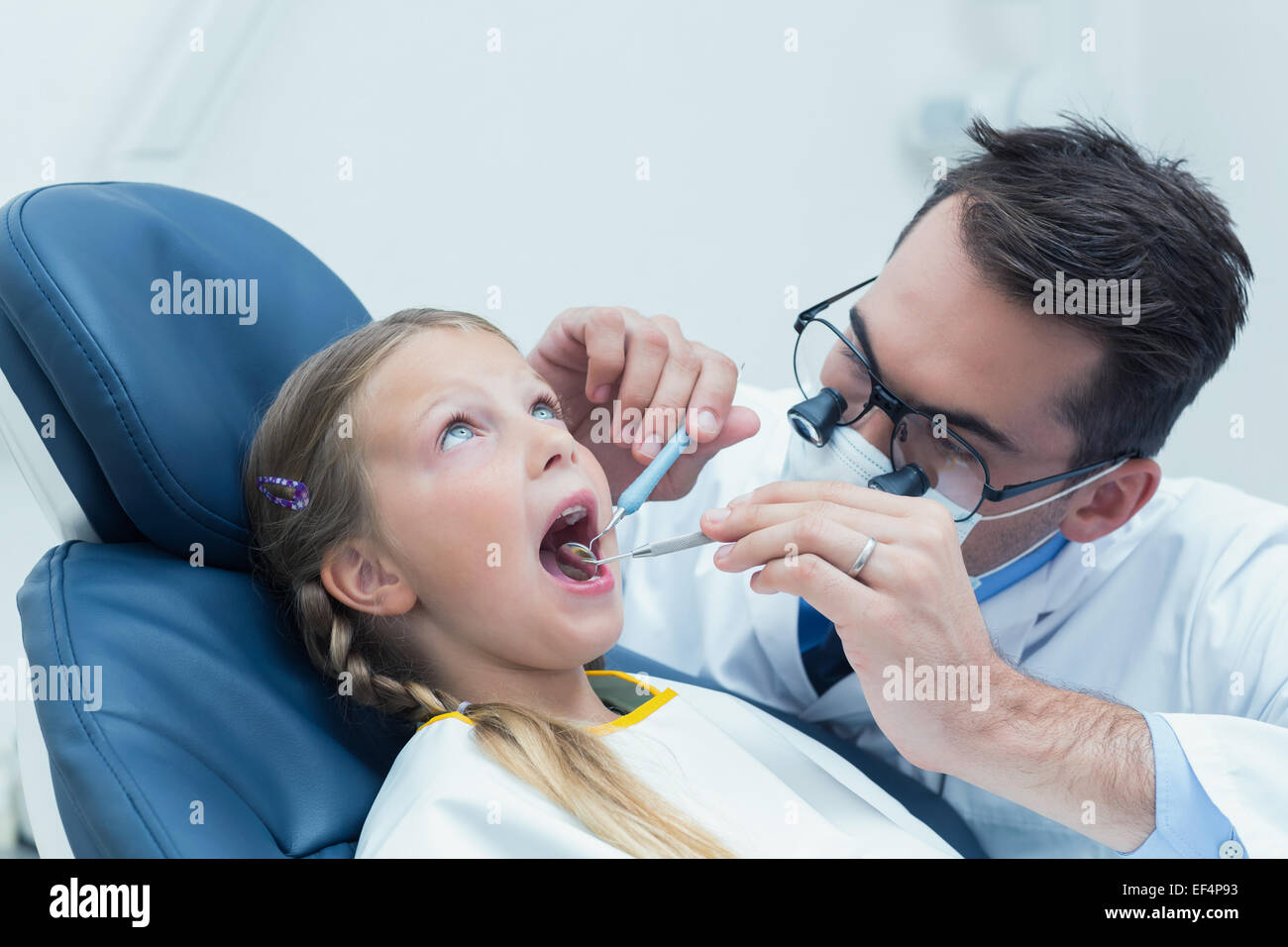 осмотр пациента в стоматологии. ротик у стоматолога. что такое санация полости рта у стоматолога. обследование у стоматолога. открытый рот у стоматолога.