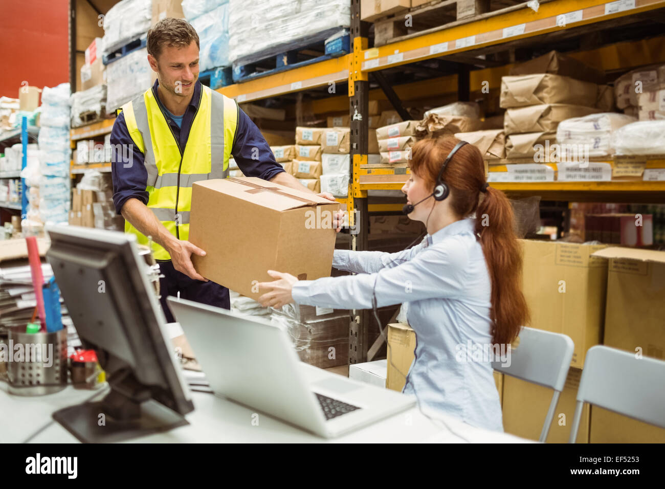 упаковщик. кладовщик на складе. комплектовщик на склад. упаковщик на склад. комплектовщик в аэропорт отзывы.