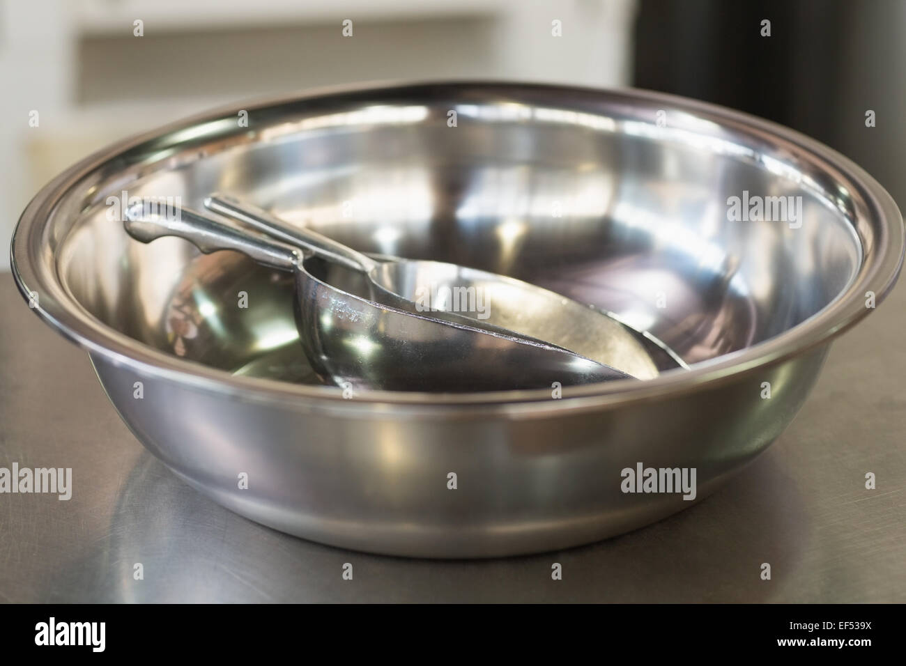 https://c8.alamy.com/comp/EF539X/mixing-bowls-and-scoops-on-counter-EF539X.jpg
