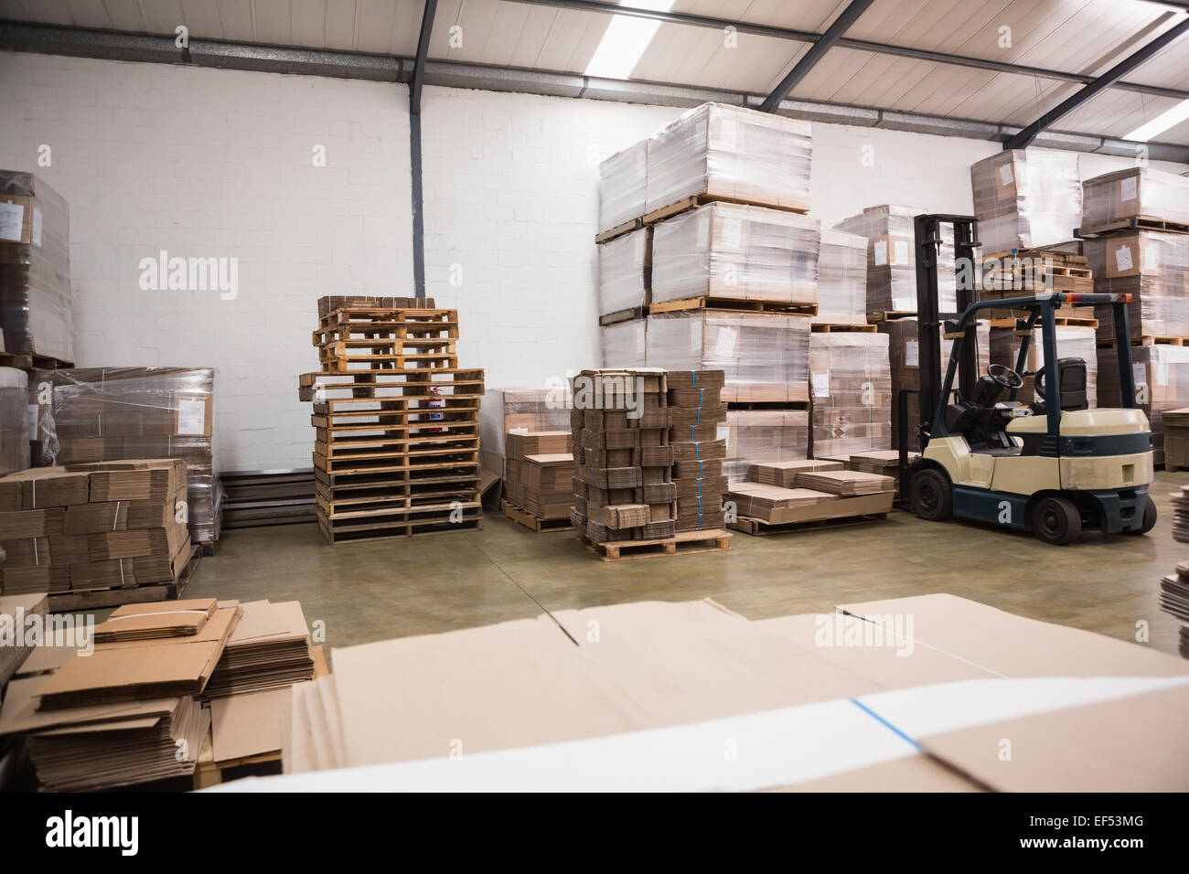 Forklift in a large warehouse Stock Photo - Alamy