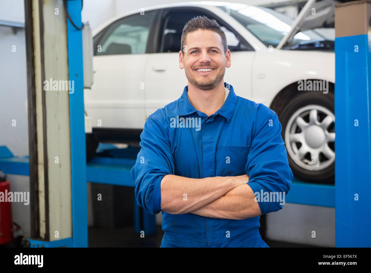 механик автопарка. автосервис механик. срочно работа механиком. автомеханик. работник автосервиса.