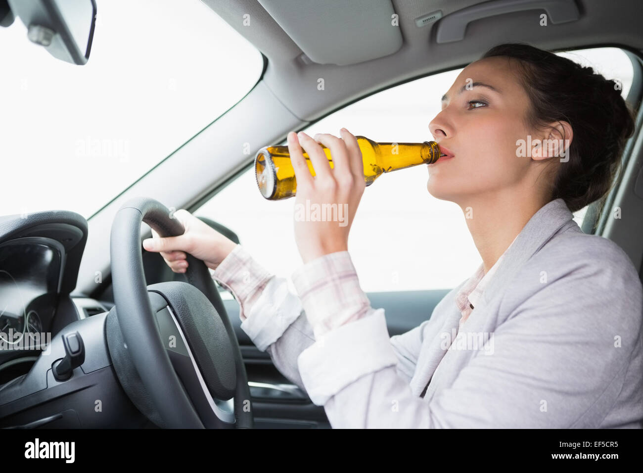 Успокоительное принимали за рулем. Девушка с пивом за рулем. Пьет пиво за рулем. Женщина пьет за рулем. Девушка с пивом в машине.