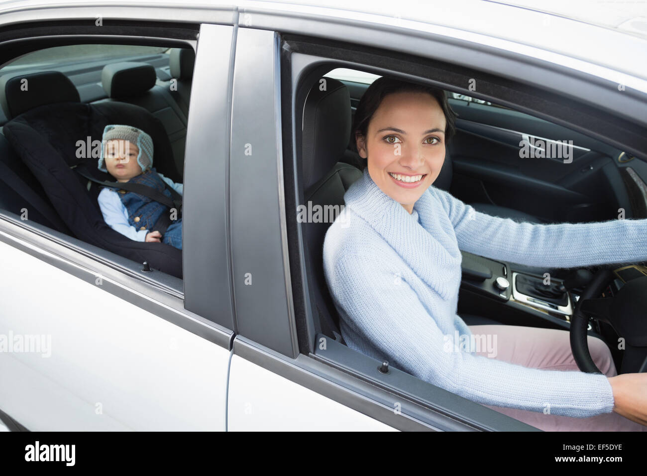 Кейт в машине с матерью. Женщина за рулем с ребенком. Мама с ребенком за рулем. Женщина с ребенком в автомобиле. Мамы за рулём авто.