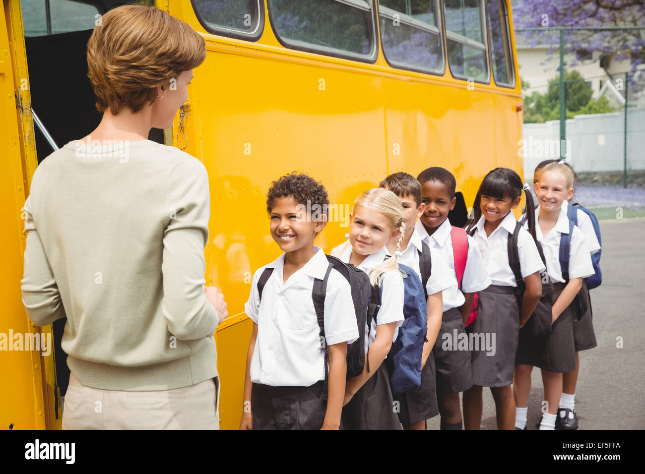 School is waiting. Школьники ждут автобус. Сопровождающий школьного автобуса. Сопровождающий в школьном автобусе в США. Сопровождающий в школьном автобусе фото.