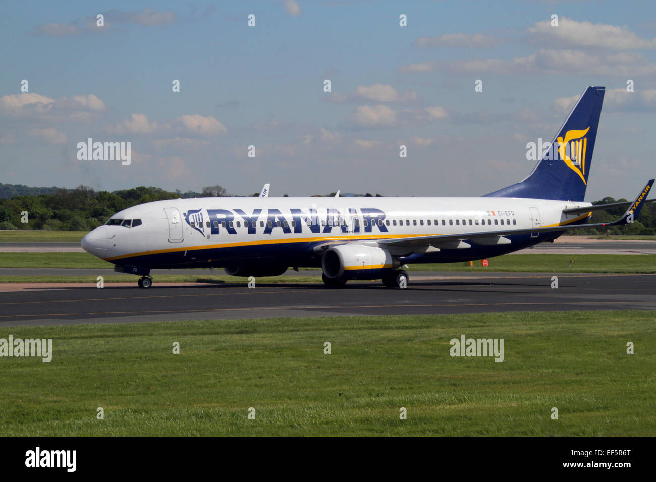 RYAN AIR BOEING 737-8AS AIRCRAFT EI-EFD MANCHESTER AIRPORT ENGLAND 14 May 2014 Stock Photo