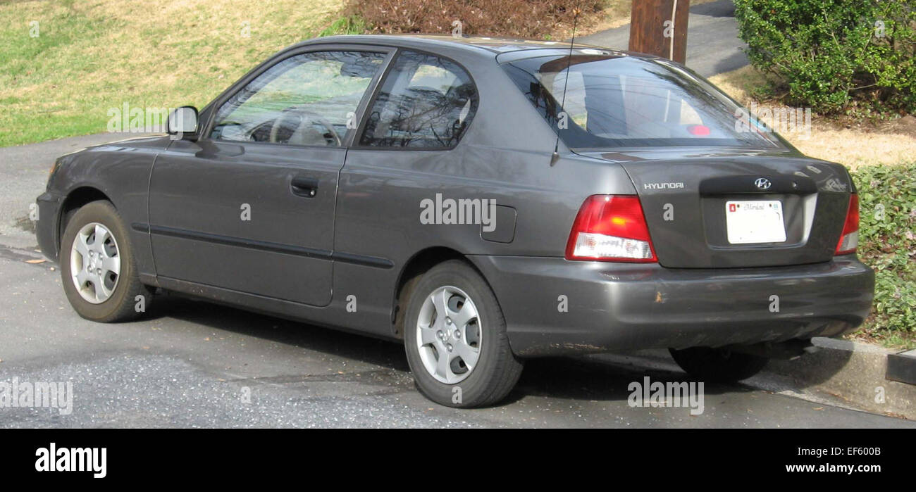 00 02 Hyundai Accent hatch 2 Stock Photo Alamy
