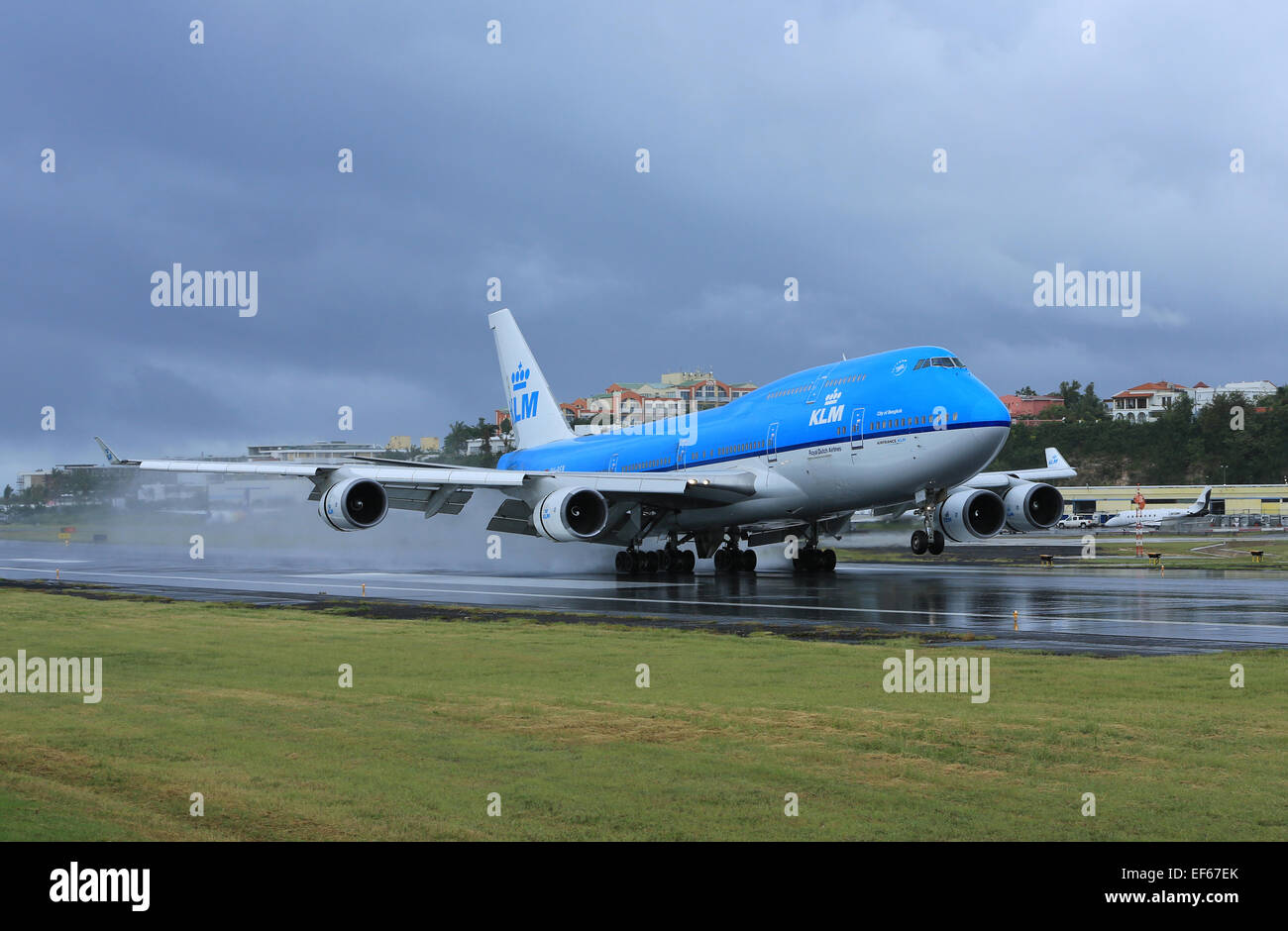 A KLM Boeing 747-400 arriving at SXM in a tropical downpour Stock Photo