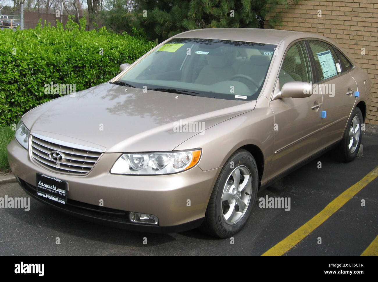 The 2007 Hyundai Azera SE is a full-size sedan known for its value ...