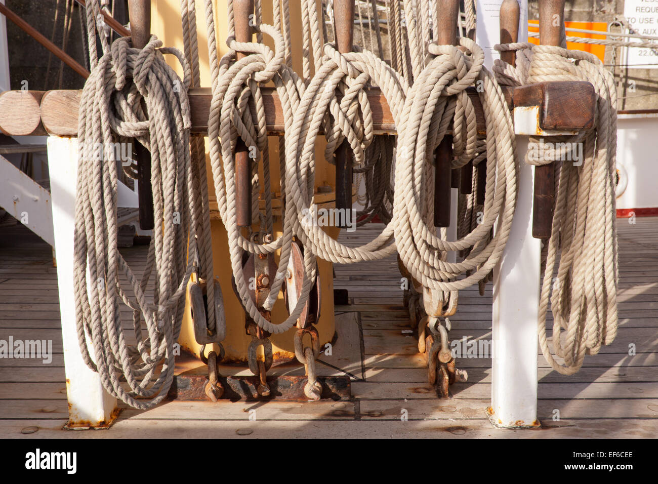 Ropes ship tie hi-res stock photography and images - Alamy