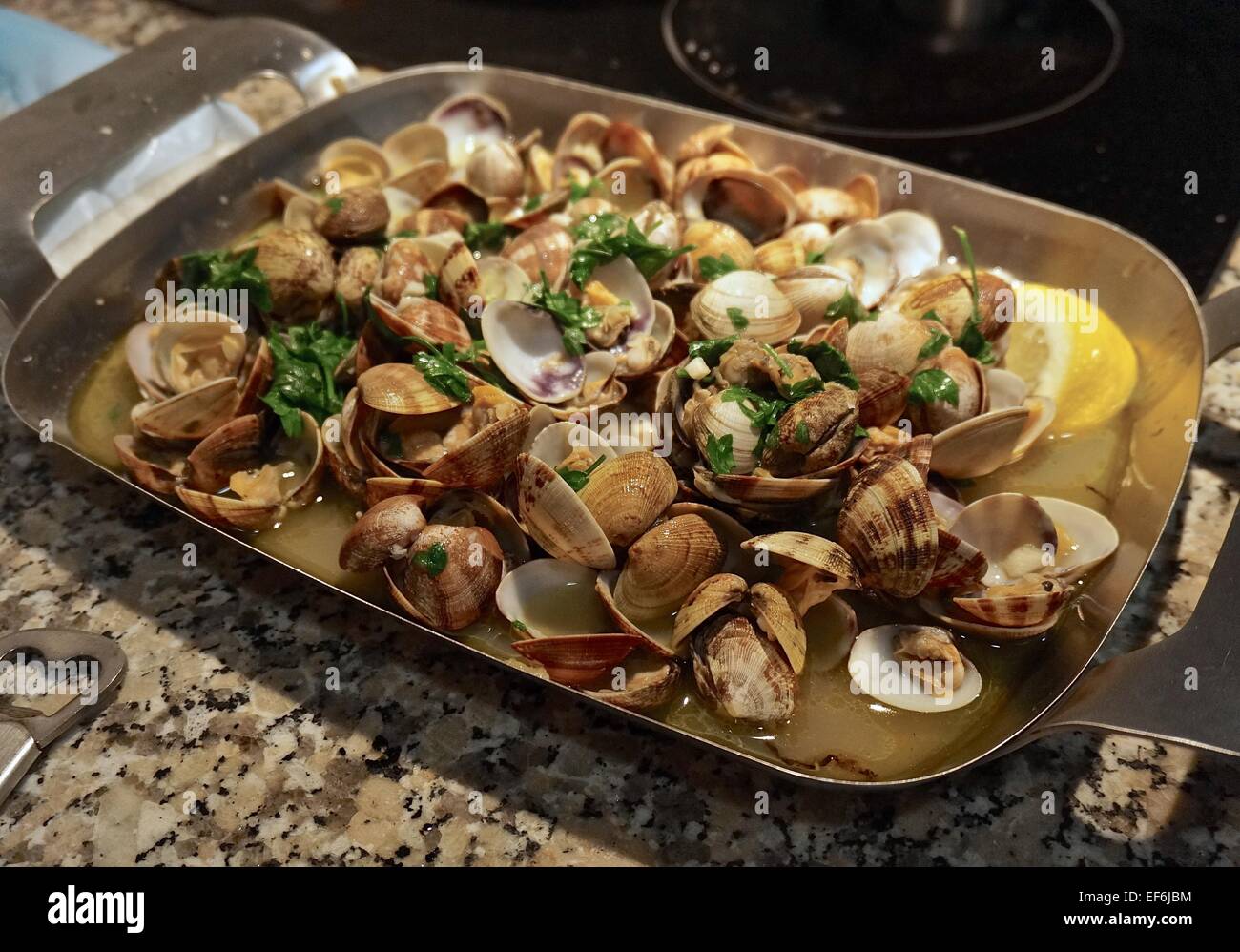 Clams in white wine Stock Photo Alamy