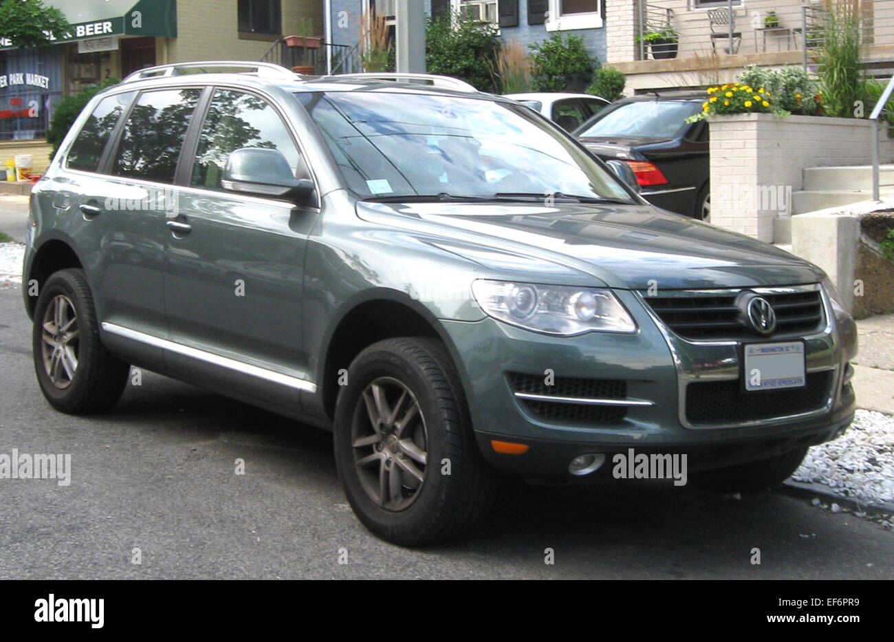 Volkswagen touareg 2007 hi-res stock photography and images - Alamy, image size:1300x933
