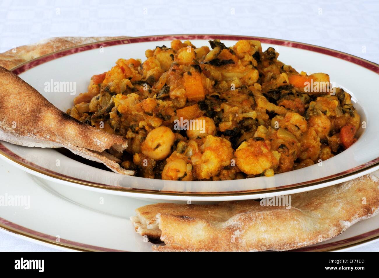 Chickpea and spinach balti with Naan bread Stock Photo Alamy
