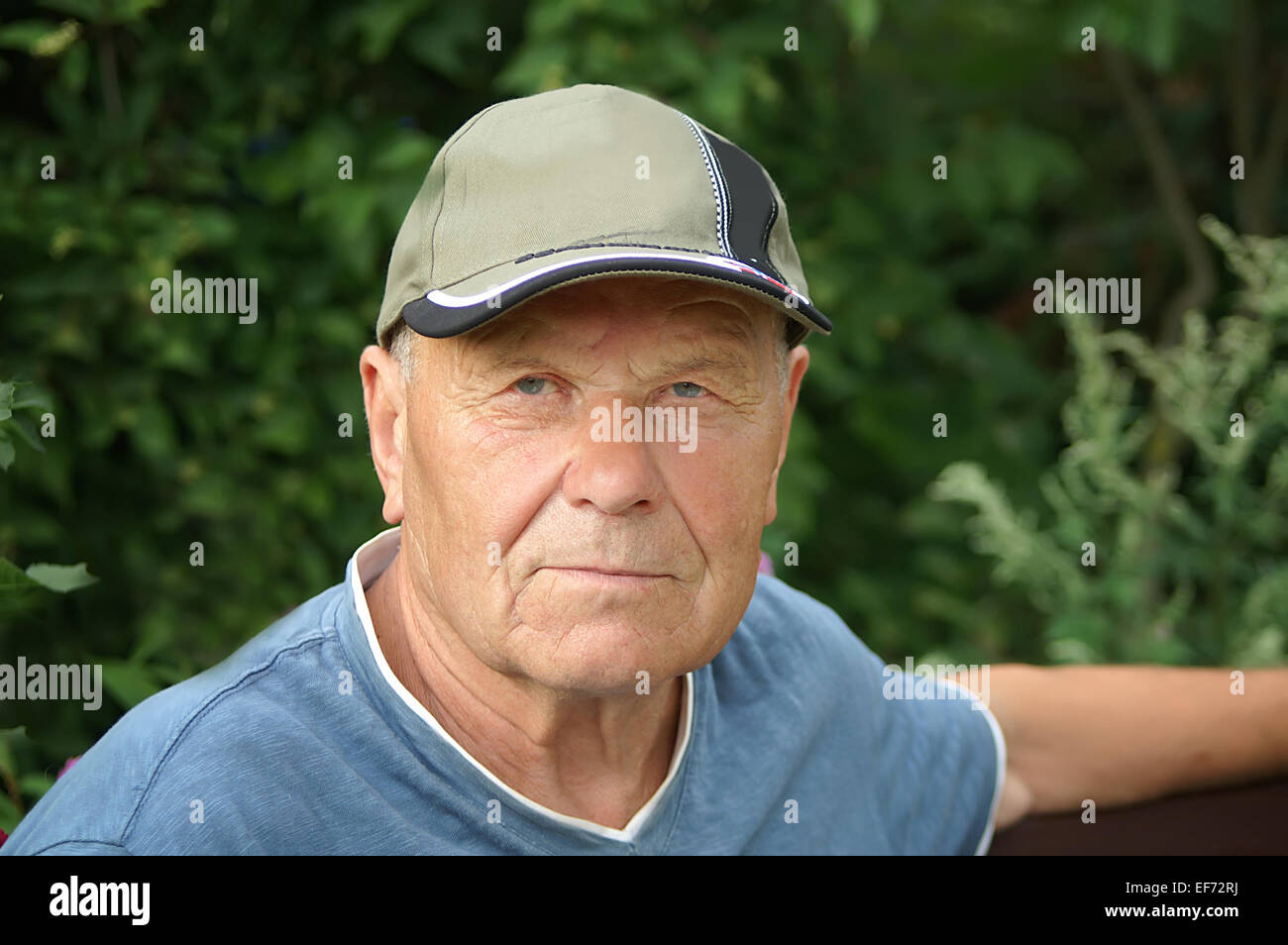 Man senior summer park old age hi-res stock photography and images - Alamy