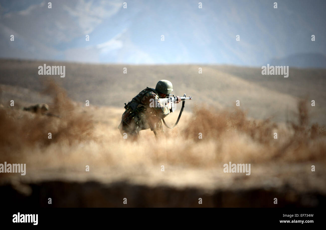 Kabul, Afghanistan. 28th Jan, 2015. An Afghan national army soldier aims with his weapon during a training at an army training center in Kabul, Afghanistan, Jan. 28, 2015. © Ahmad Massoud/Xinhua/Alamy Live News Stock Photo