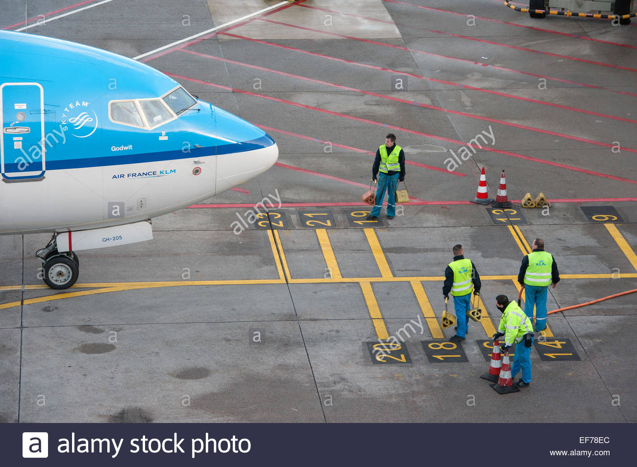 Airport Ground Crew Stock Photos & Airport Ground Crew Stock Images Alamy
