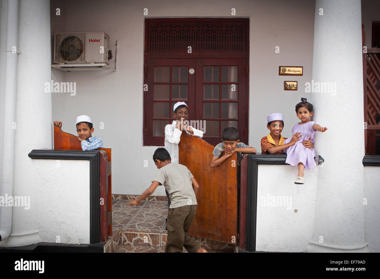 Sri lanka family hi-res stock photography and images - Alamy