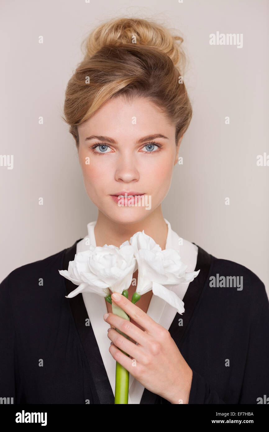 Portrait of a beautiful woman holding flowers Stock Photo - Alamy