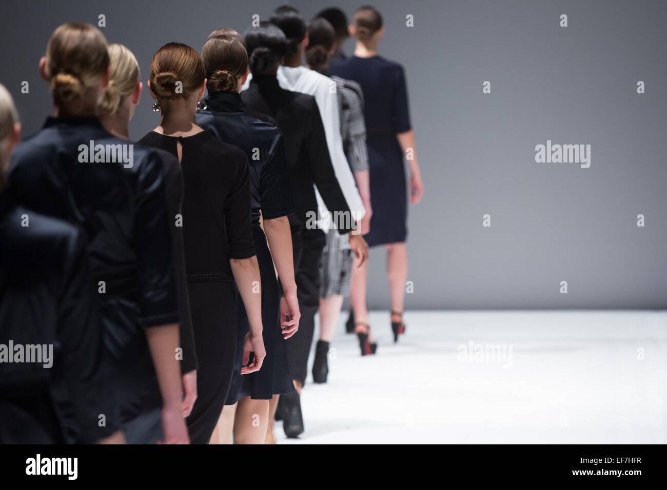 Female runway models hi-res stock photography and images - Alamy