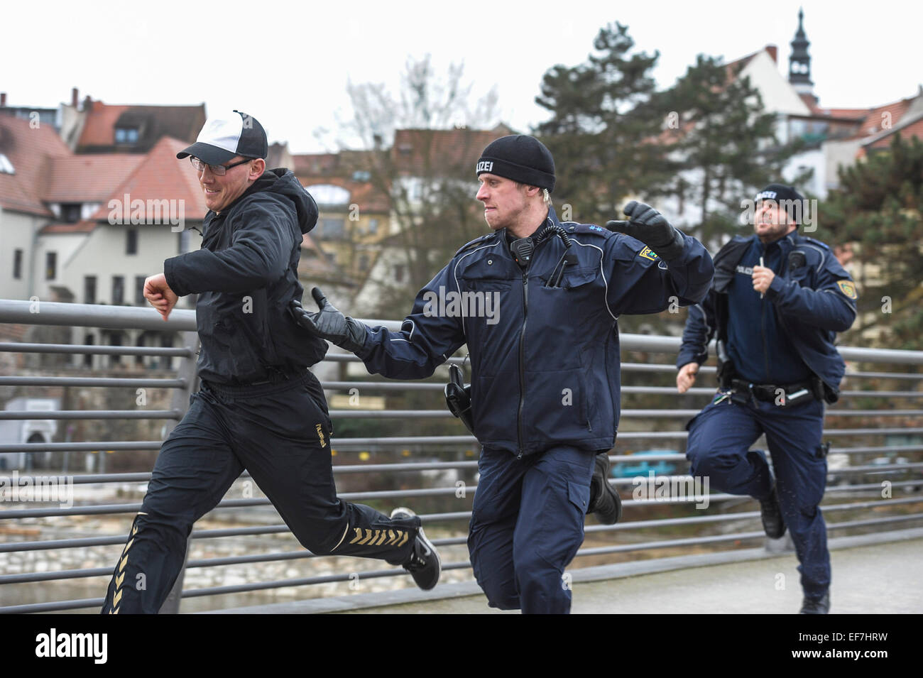 милиция с собакой. полицейский и преступник. фанфики по демилю полицейский преступник. побег от полиции. милиция бежит за преступником.
