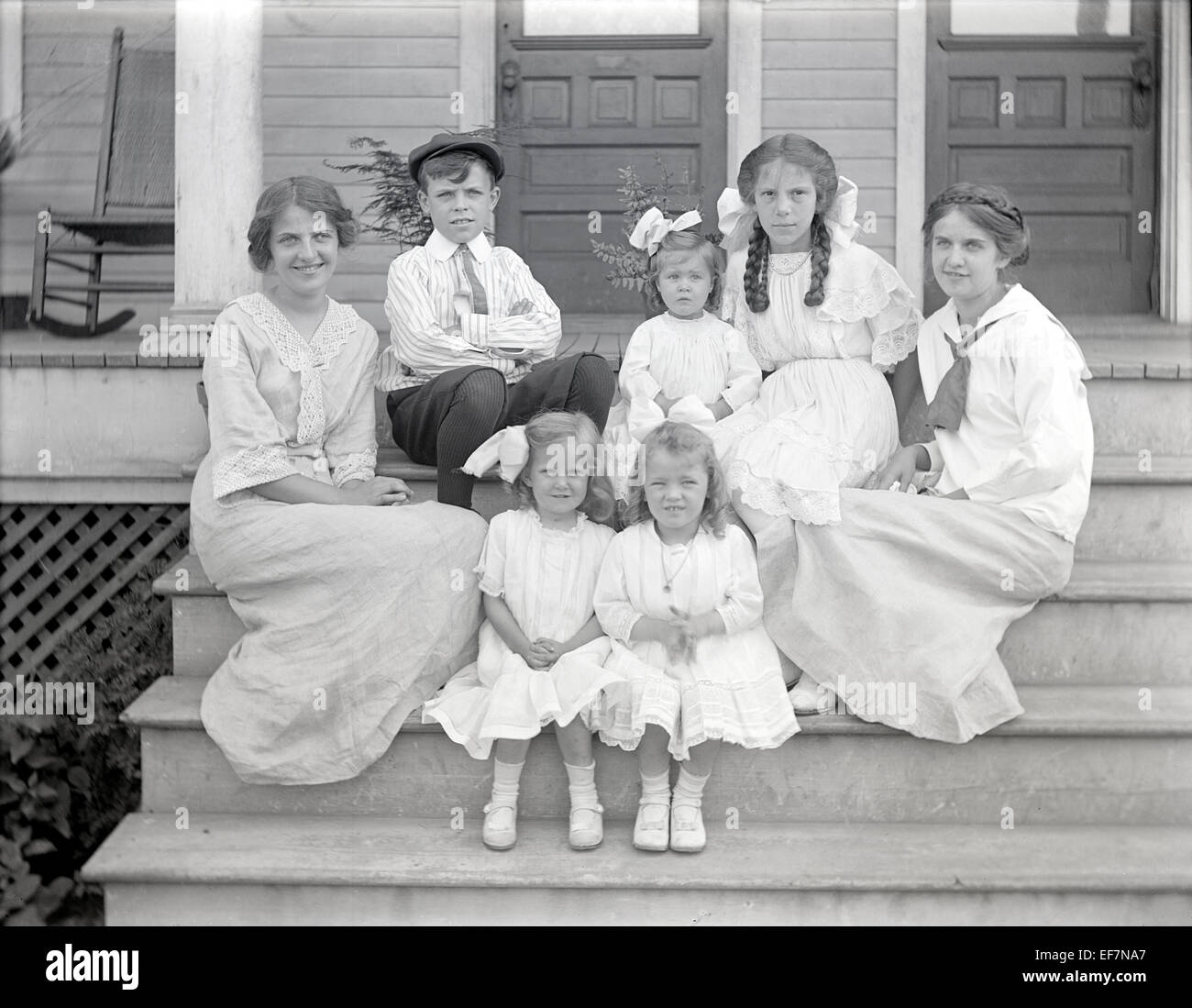 Antique c1905 photograph, Victorian era siblings or cousins on house