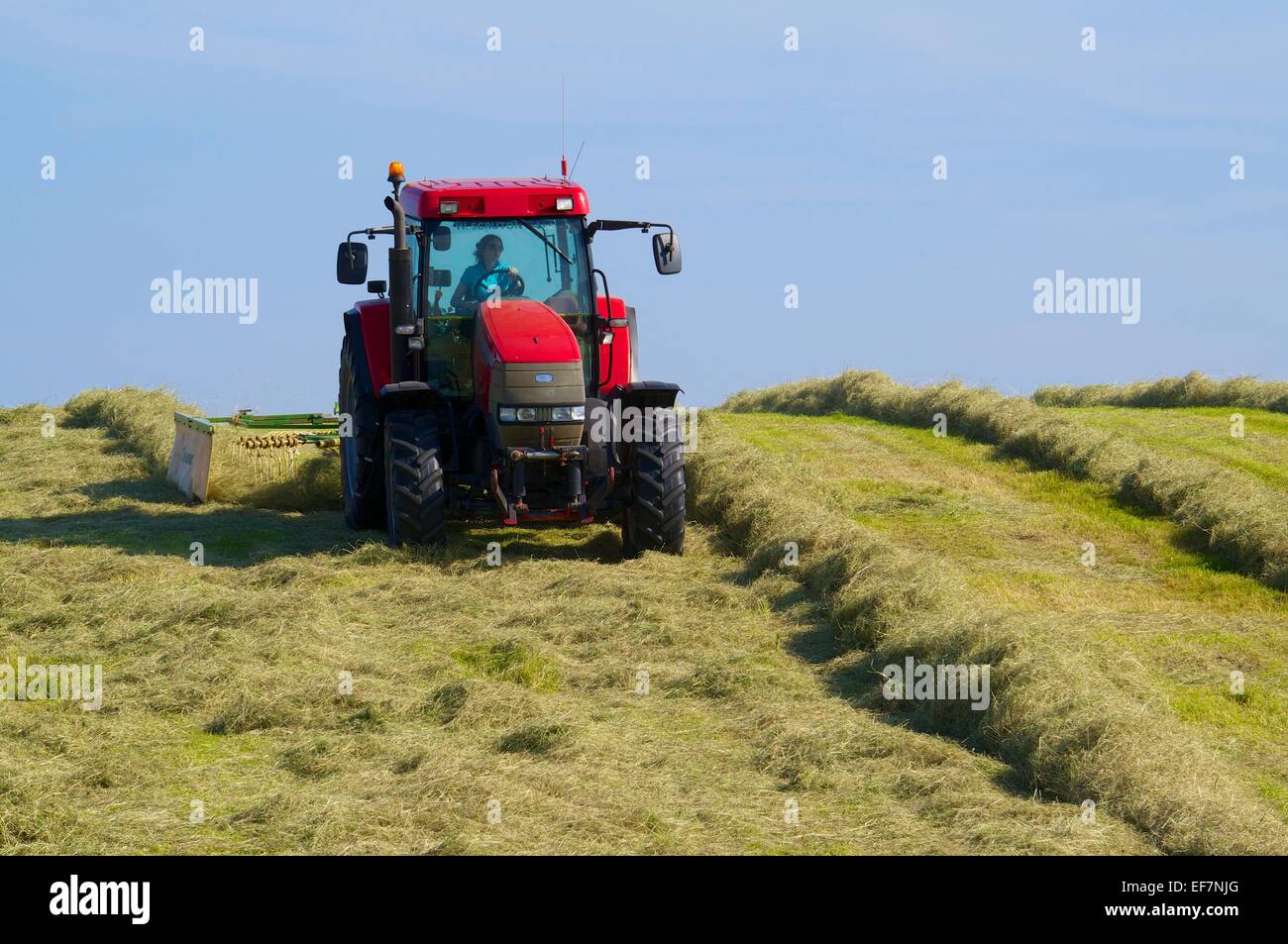 Hay field uk tractor hi-res stock photography and images - Alamy
