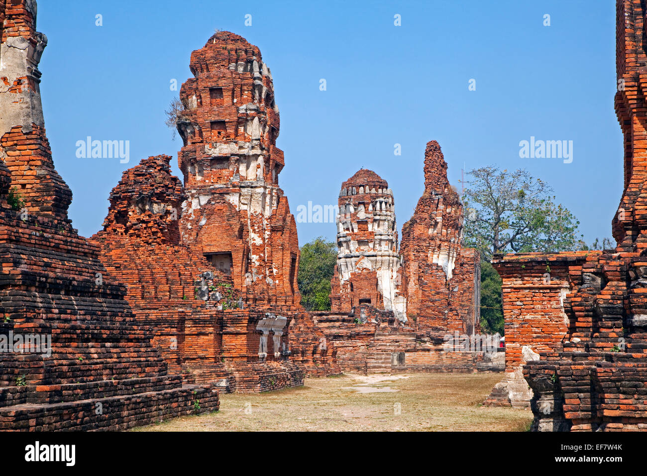 Ruined Buddhist stupas at Wat Mahathat in the Ayutthaya Historical Park, Thailand Stock Photo