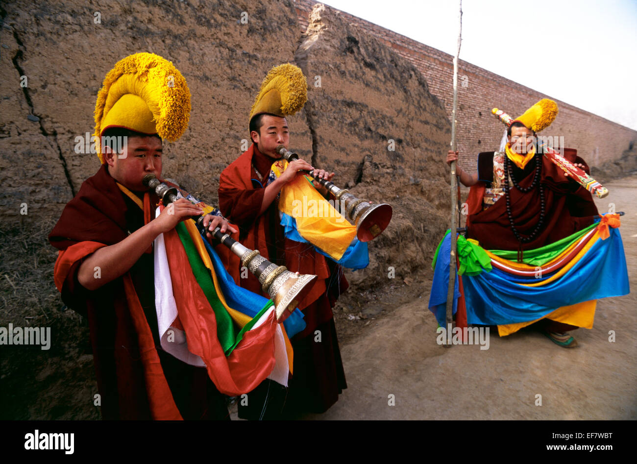 China, Tibet, Qinghai province, Tongren (Repkong), Wutun Si monastery, tibetan new year's day, monks playing the traditional trumpet Stock Photo