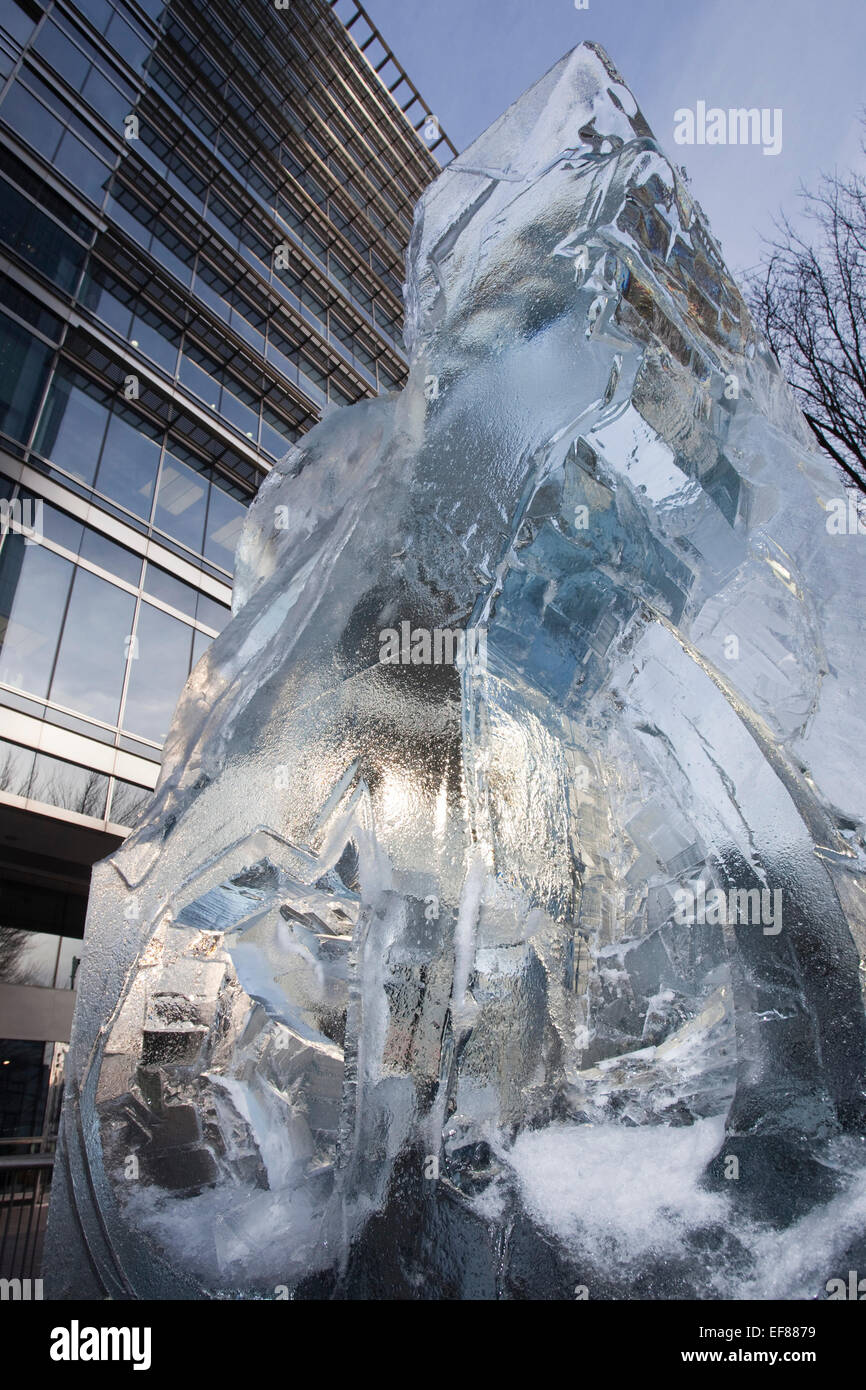 Canary wharf sculptures hi-res stock photography and images - Alamy
