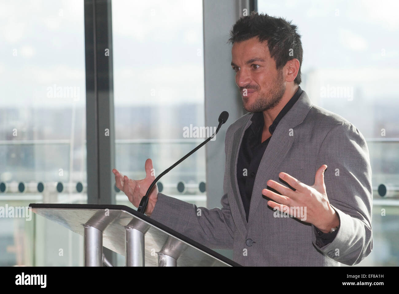 Popstar and children's author Peter Andre presented twenty London school children with awards at City Hall for winning stories they have written about where they live, part of the Mayor of London's drive to improve literacy. The competition was also part of the Big WoW (Walk once a Week). Stock Photo