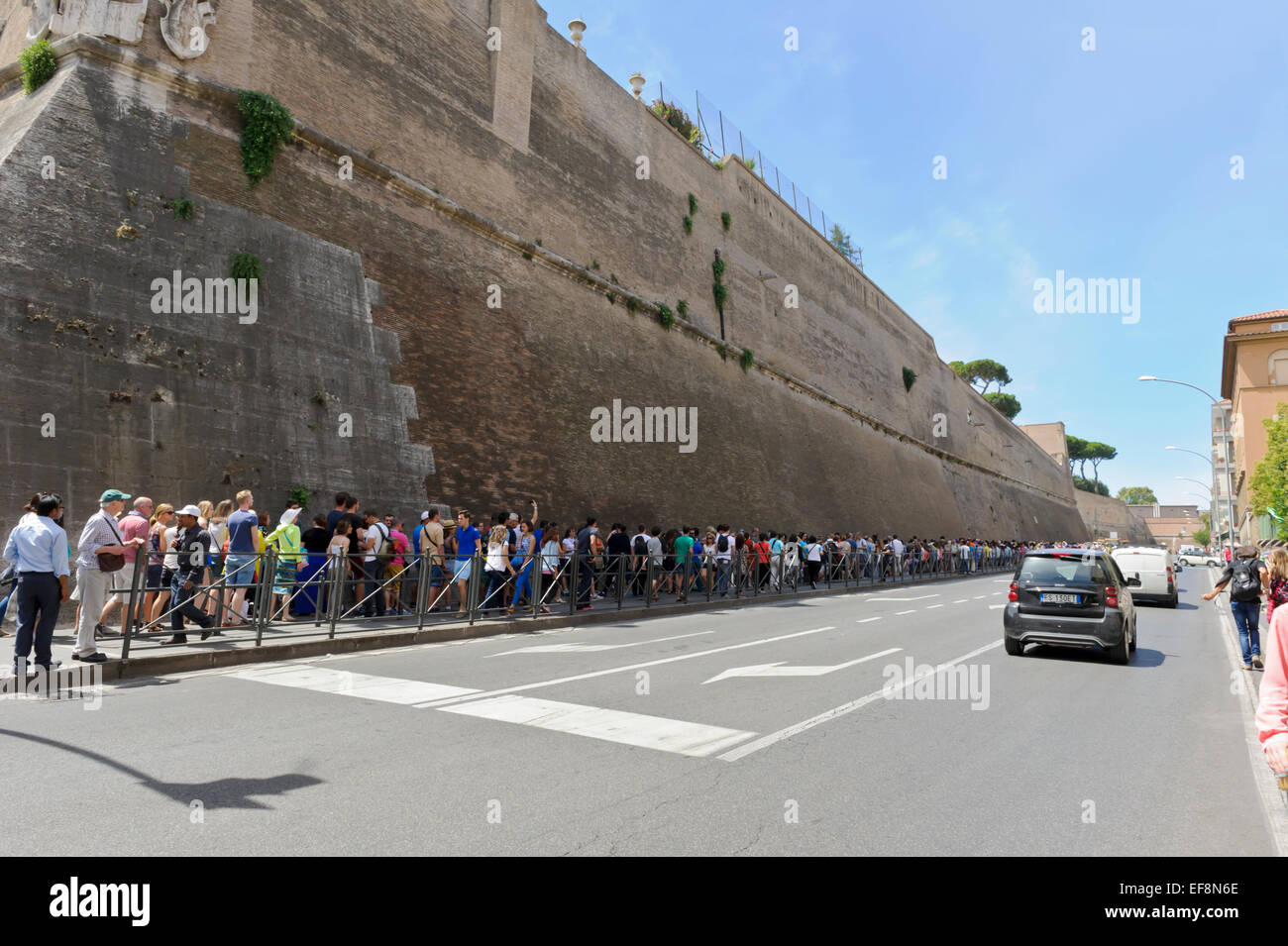 Queue museum hi-res stock photography and images - Alamy