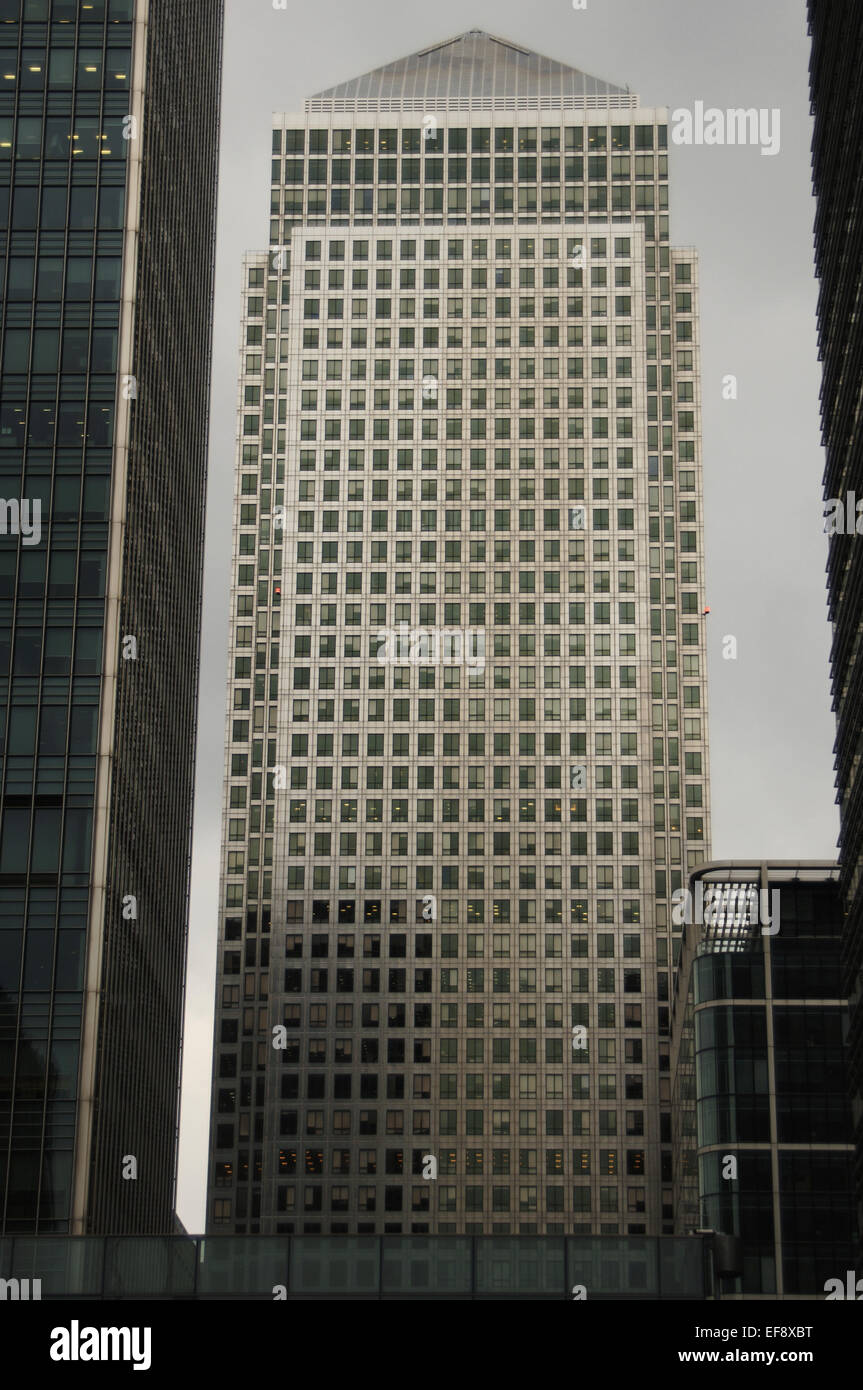 United Kingdom. London. Skyscraper in Canary Wharf. One Canada Square or Canary Wharf. 1991. Architect, Cesar Pelli (b.1926). Stock Photo