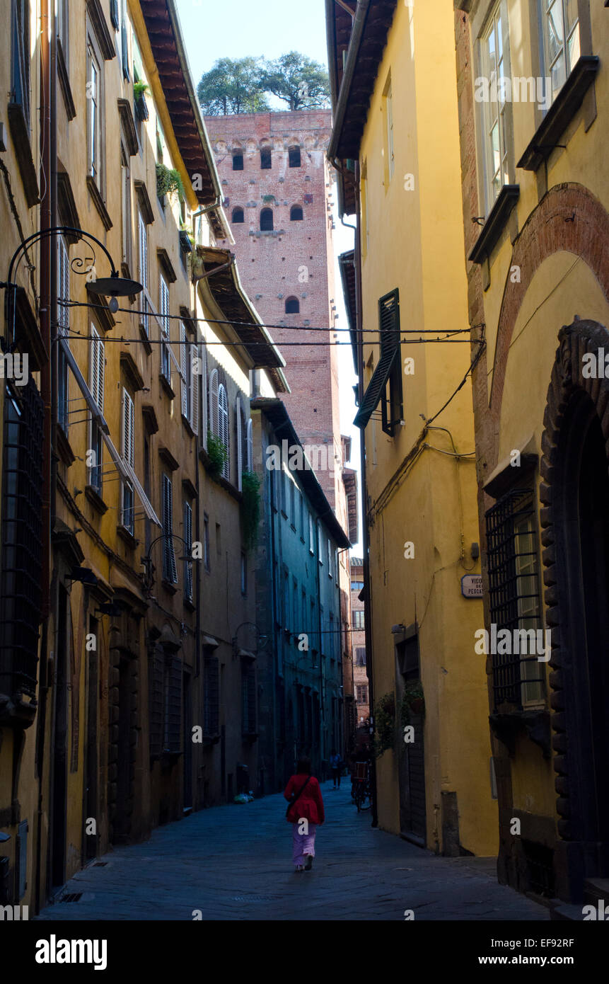 Street view looking towards the Guinigi Tower in Lucca, Tuscany, Italy Stock Photo