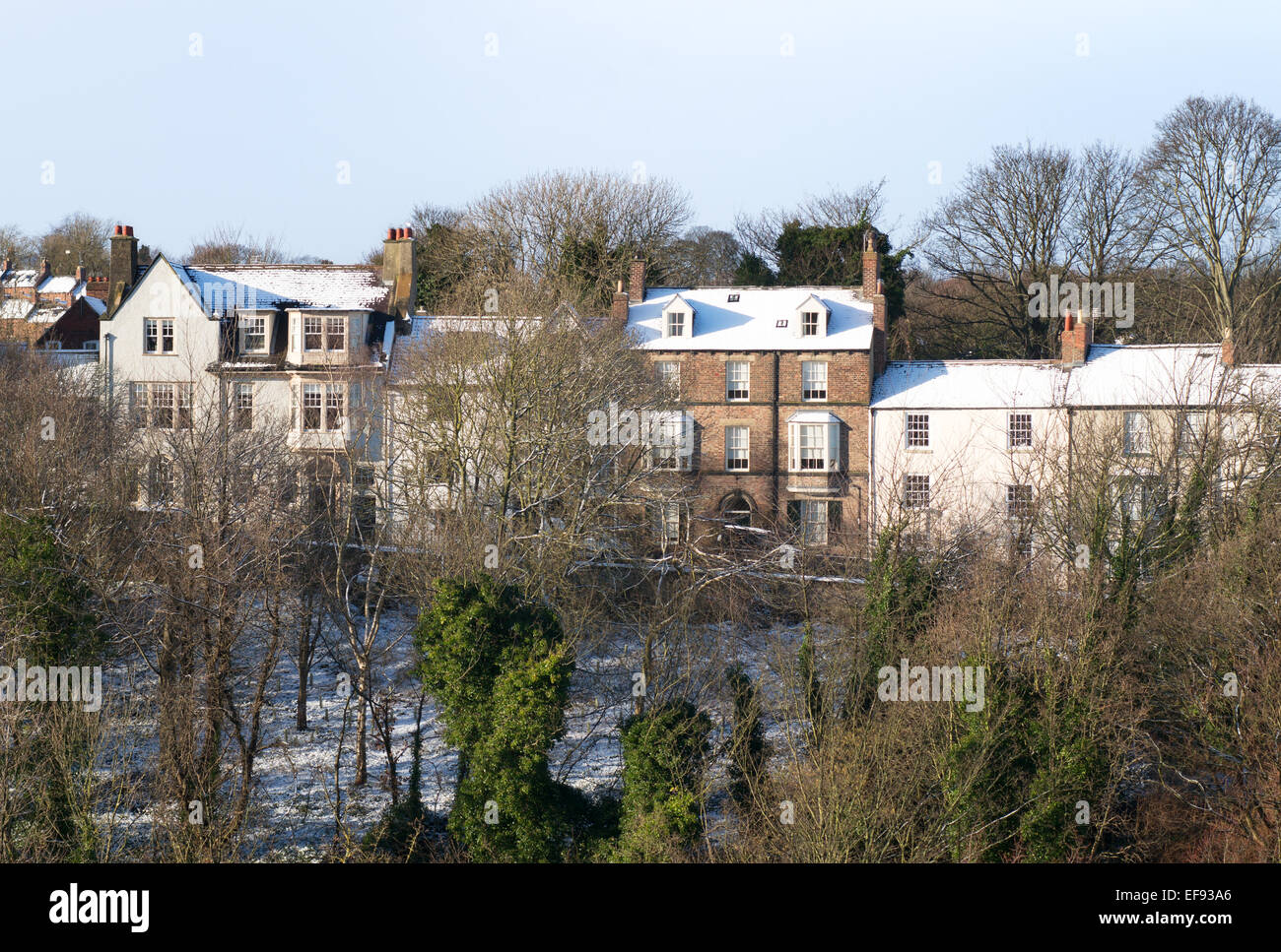 Durham City, UK. 29th Jan. 2015. UK Weather: Period houses in South View Durham basked in sunlight but with roofs covered in snow. Credit:  Washington Imaging/Alamy Live News Stock Photo