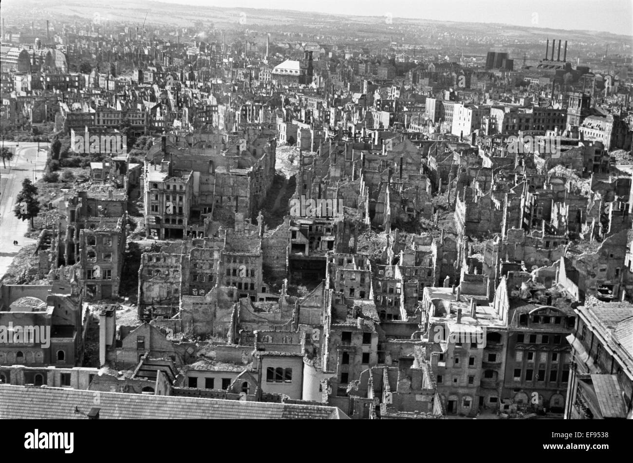 View from the Town Hall tower overlooking destroyed apartment buildings, the Annenkirche (St. Anne's Church) and the Kraftwerk Mitte (Heating and Powerstation) (right) in Dresden. Date unknown (1945 - 1955). Photo: Deutsche Fotothek/Richard Peter jun. - NO WIRE SERVICE – Stock Photo