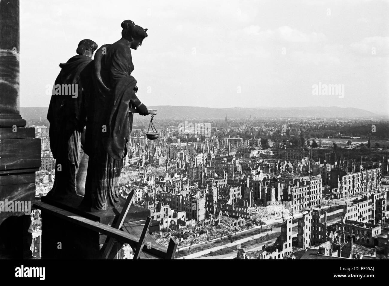 View from the Town Hall tower overlooking the destroyed inner-city of Dresden. On the left the allegorical figures 'justice' and 'truth'. Date unknown (1945-1950). Photo: Deutsche Fotothek / Richard Peter jun. - NO WIRE SERVICE – Stock Photo