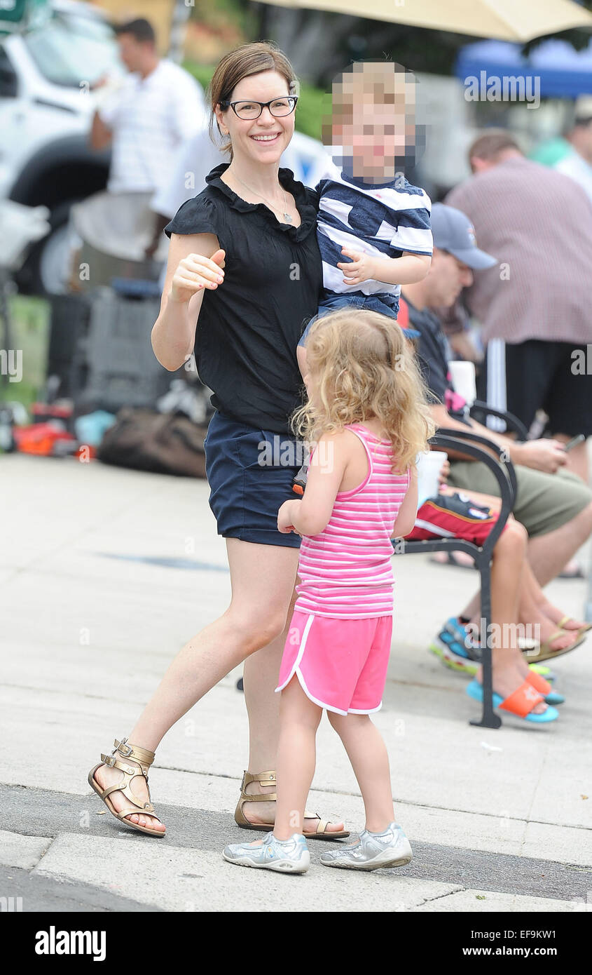 Lisa Loeb takes her children to the Farmer's Market Featuring Lisa