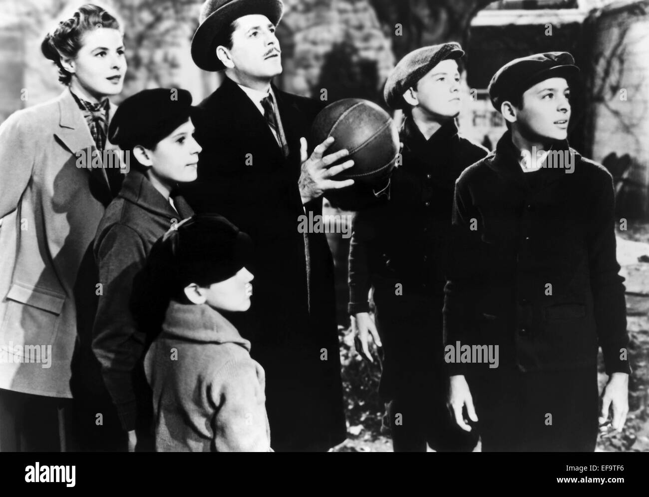 INGRID BERGMAN, BILLY RAY, BOBBY WALBERG, WARNER BAXTER, WALLACE CHADWELL, STEVEN MULLER, ADAM HAD FOUR SONS, 1941 Stock Photo