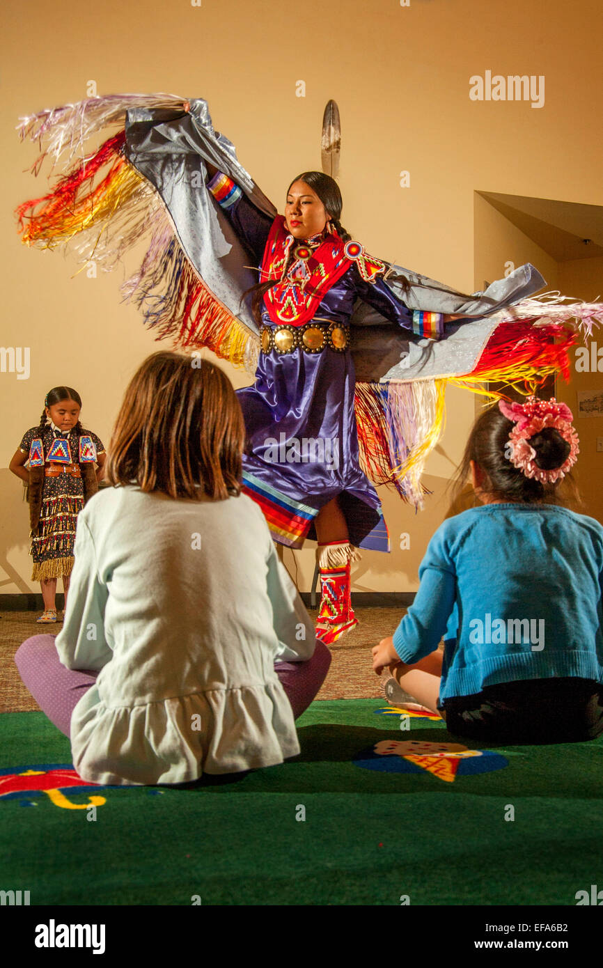 Native american dance children hi-res stock photography and images - Alamy