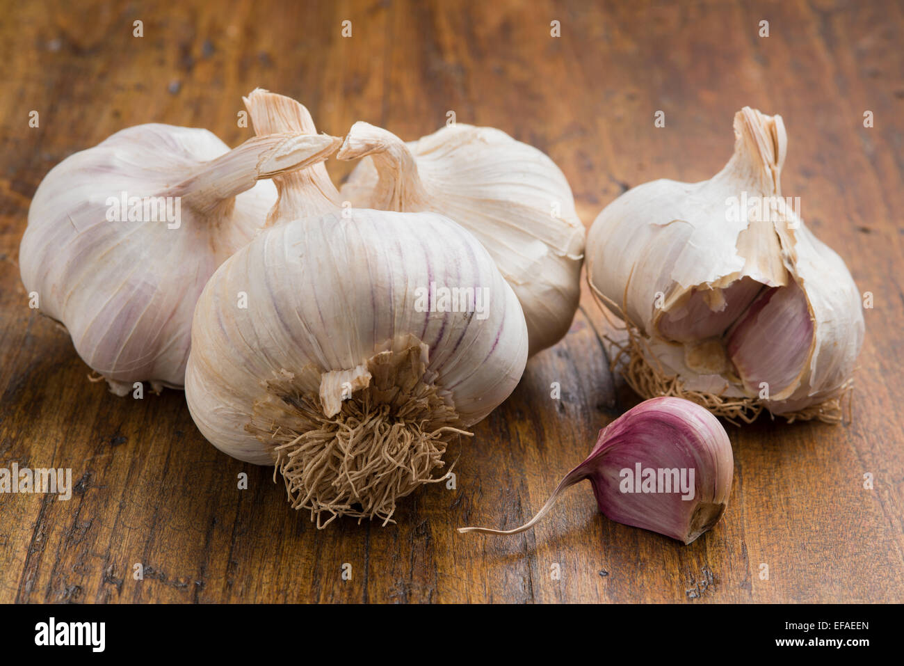 garlic on a wood table Stock Photo - Alamy