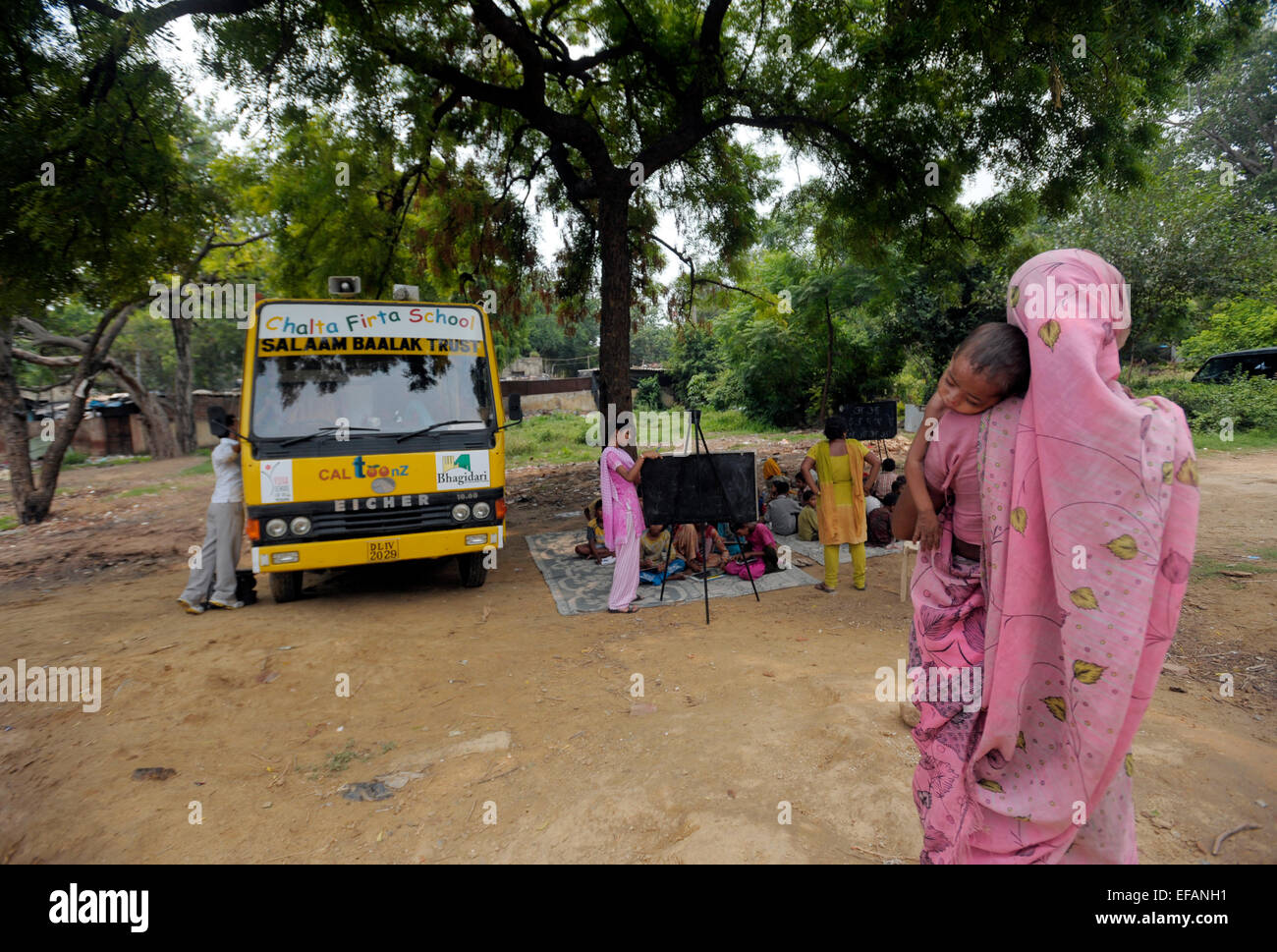 bus schools visit slum areas of delhi india to provide kids with lessons in numeracy and literacy supported by dfid and unicef Stock Photo