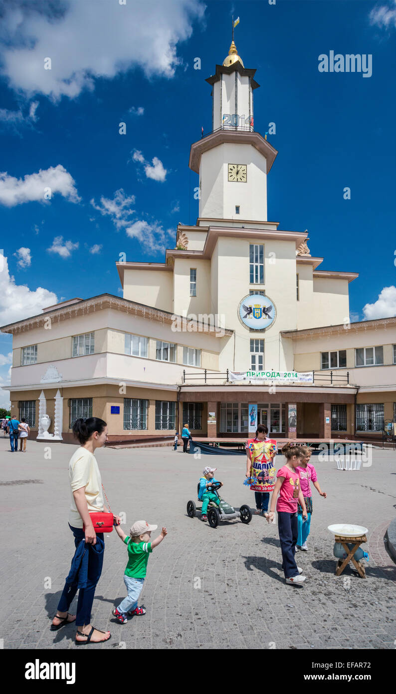Children in front of Ratusha (Town Hall) at Rynok (Market Square) in Ivano-Frankivsk aka Stanislaviv, Ukraine Stock Photo