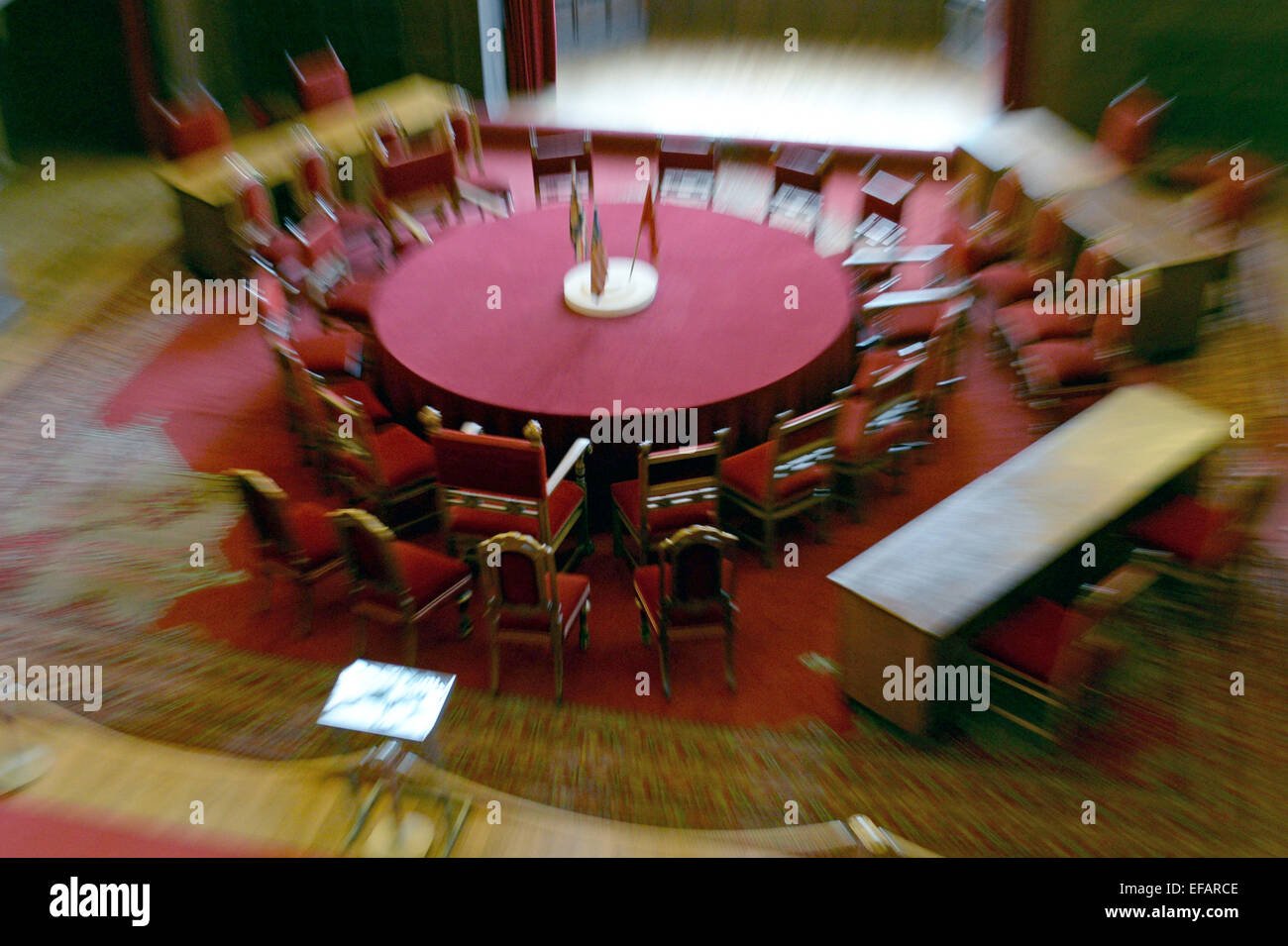Potsdam, Germany. 30th Jan, 2015. The table in the conference room of Schloss Cecilienhof in Potsdam, Germany, 30 January 2015. From 17 July - 2 August 1945 Winston Churchill (GB), Harry S. Truman (USA) and Josef Stalin (USSR) led delegations of these allied nations to discuss the future of Europe and Germany after the war. PHOTO: RALF HIRSCHBERGER/dpa (/NO SALES) © dpa/Alamy Live News Stock Photo