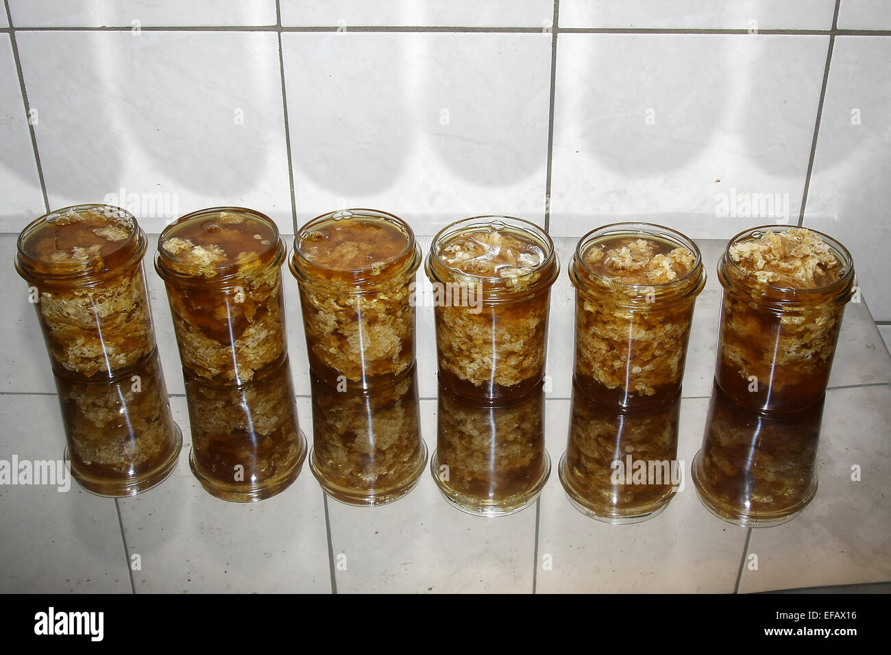 Chewing wax is filled into glasses. Chewing wax (cover wax) is obtained