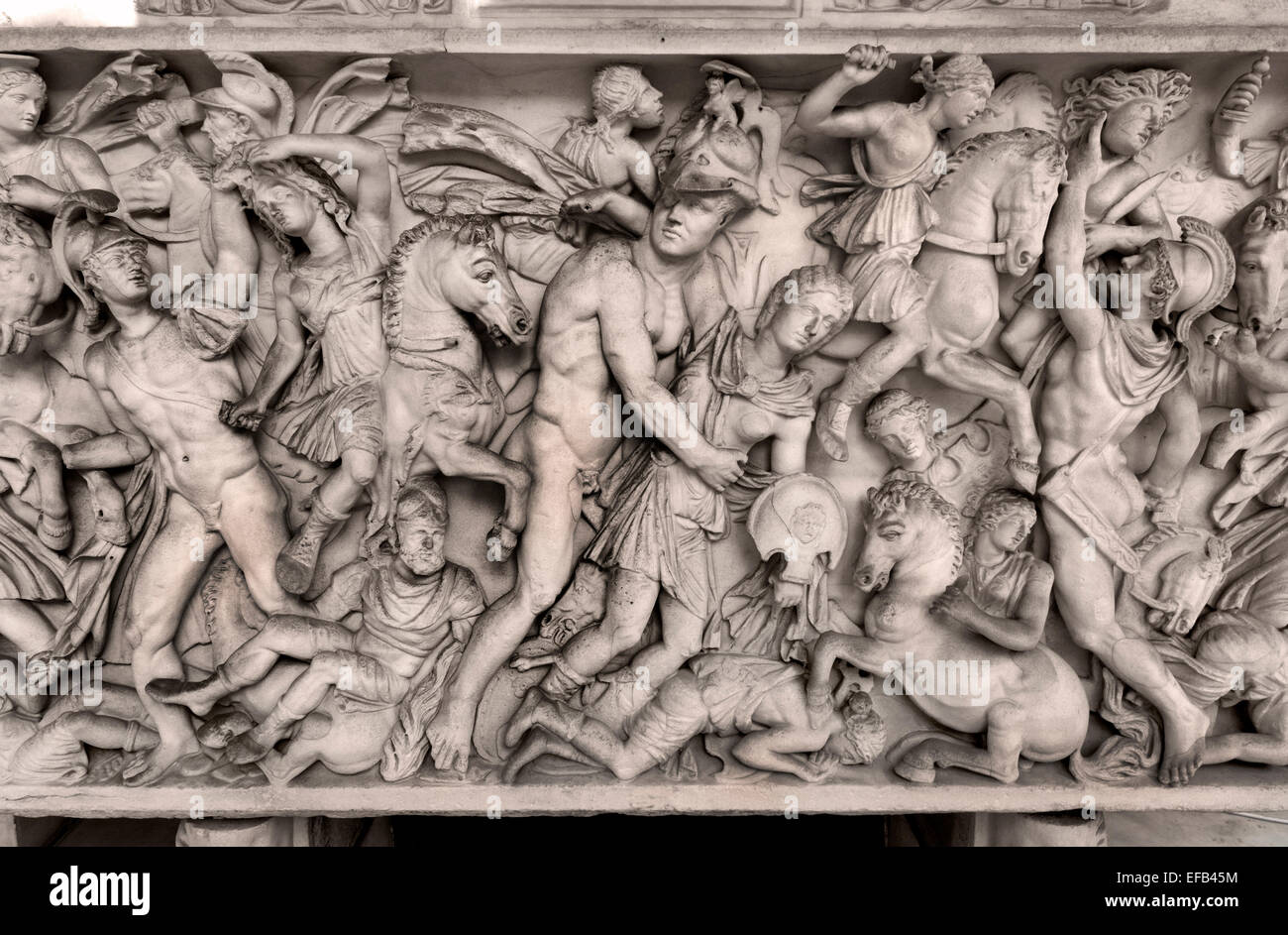 Front panel of the roman sarcophagus of d'Achilles and Pentesilea adorned with a relief representing a fight between Greek warriors and Amazons (Amazanomachy). - Cortile Ottagono, Museo Pio-Clementino Stock Photo