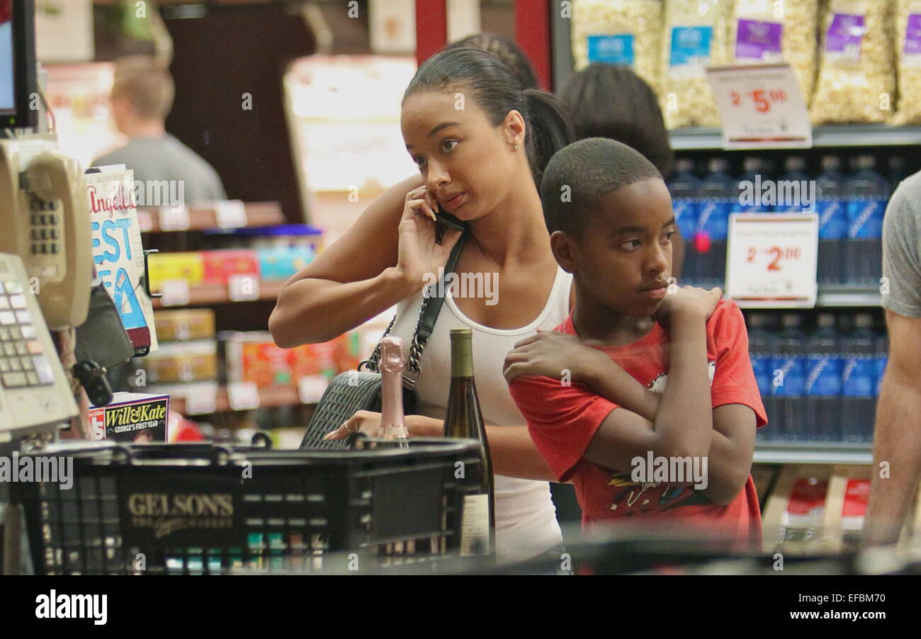 draya-michele-has-her-hands-full-juggling-taking-a-call-on-her-cell-EFBM70.jpg