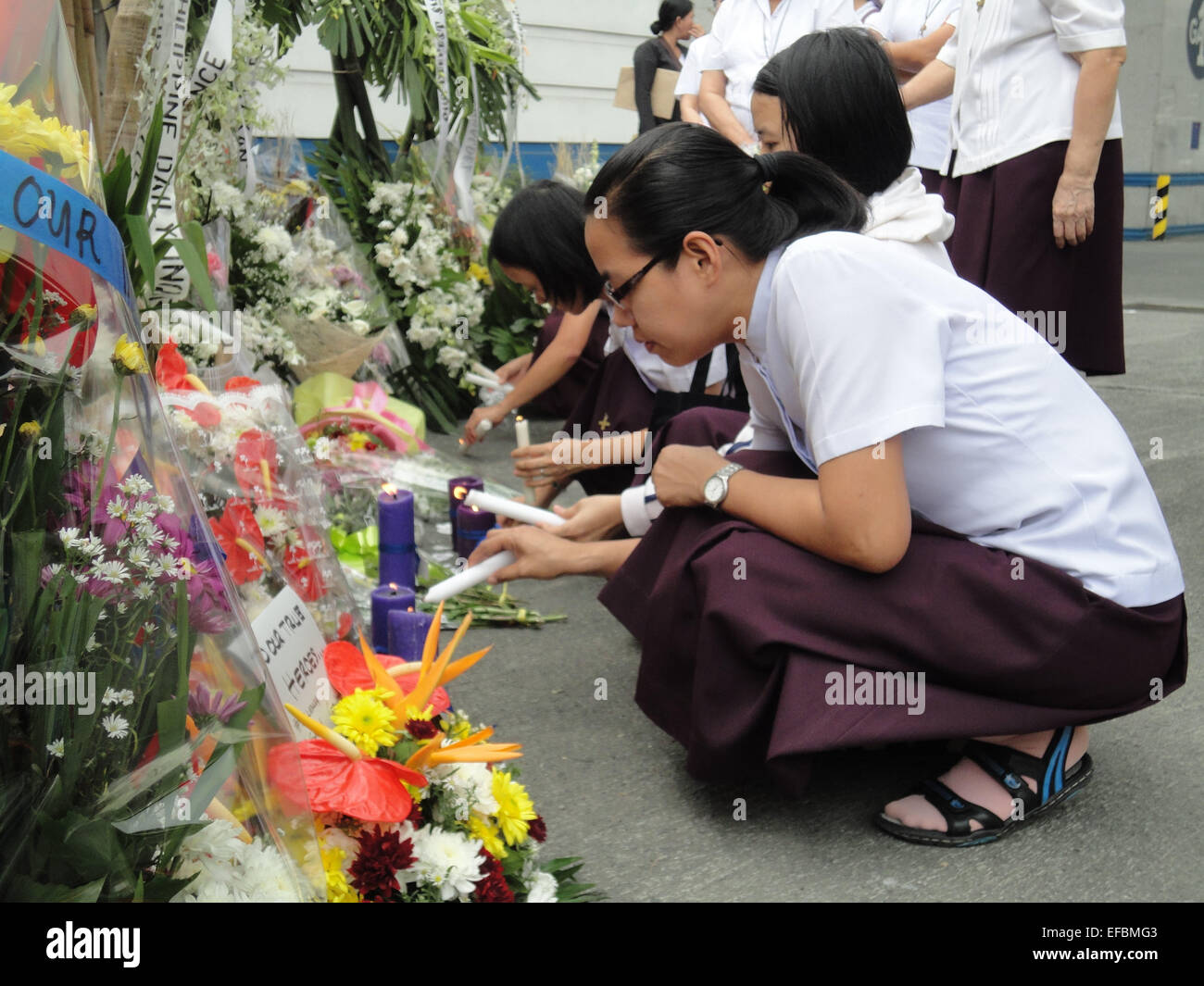 Nuns from the Religious of the Assumption light candles outside the Philippine National Police headquarters. Philippine President Benigno Aquino III declared a National Day of Mourning to commemorate the 44 elite commandos who were slain in an encounter at Mamasapano, Maguindanao province. © Richard James Mendoza/Pacific Press/Alamy Live News Stock Photo