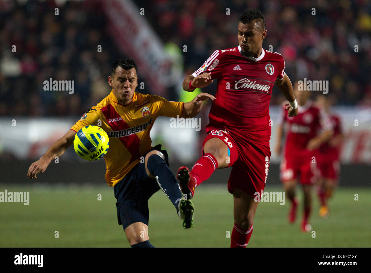 Tijuana, Mexico. 30th Jan, 2015. Xolos' Ricardo Da Silva (R) vies with Morelia's Daniel Arreola during a match of the Day 4 of the 2015 Closing Tournament of the MX League in Tijuana city, northwest Mexico, on Jan. 30, 2015. Credit:  Guillermo Arias/Xinhua/Alamy Live News Stock Photo