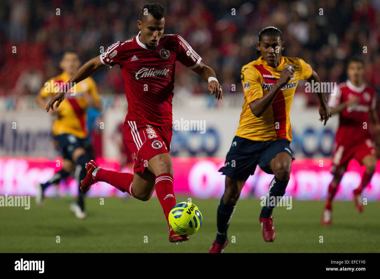 Tijuana, Mexico. 30th Jan, 2015. Xolos' Ricardo Da Silva (L) vies with Morelia's Joel Huiqui during a match of the Day 4 of the 2015 Closing Tournament of the MX League in Tijuana city, northwest Mexico, on Jan. 30, 2015. Credit:  Guillermo Arias/Xinhua/Alamy Live News Stock Photo