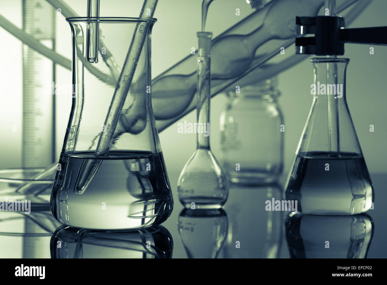 колбы химические. в лаборатории завода в запаянной колбе. лаборатория колбы. колбы химические. химическая реакция в колбе.